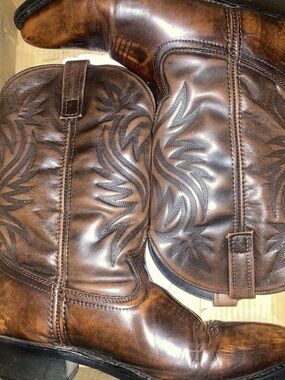 Laredo Red and Green Western Boots Logo Graphic